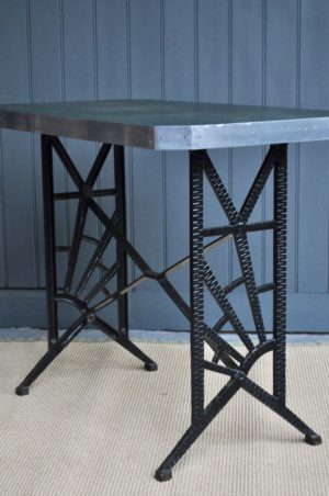 French bar table