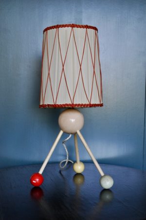 Quirky atomic table lamp