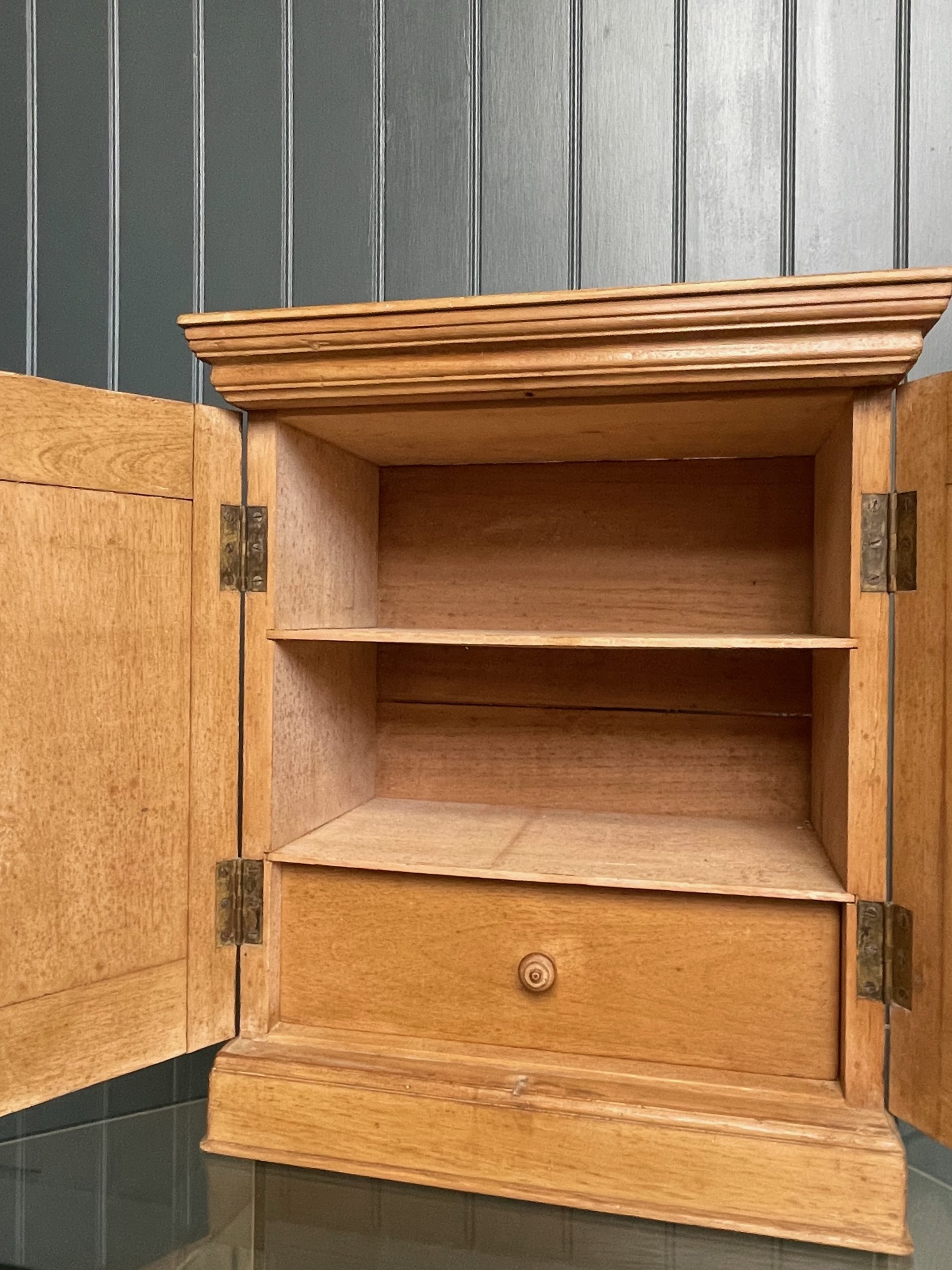 Vintage cigar cabinet Vintage cigar cabinet
