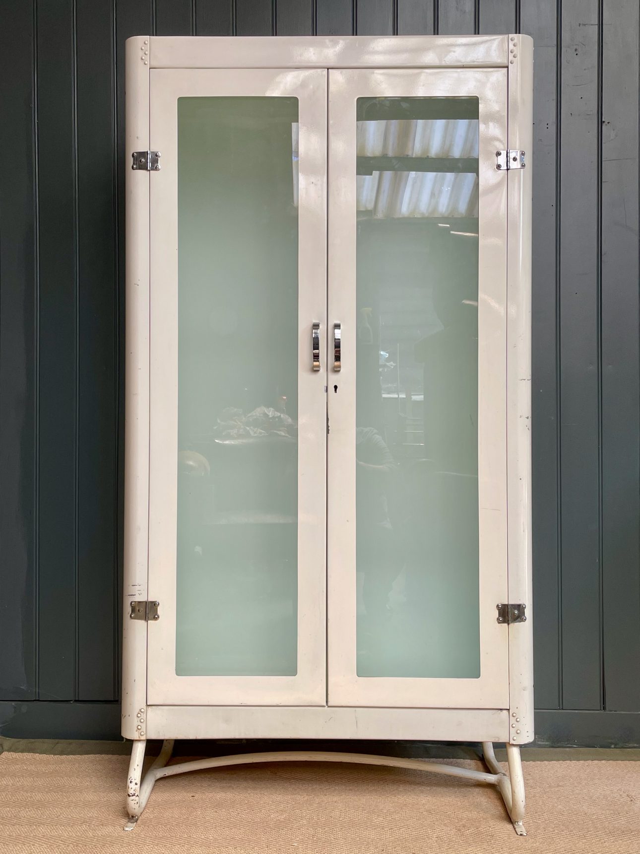Glazed medical cabinet