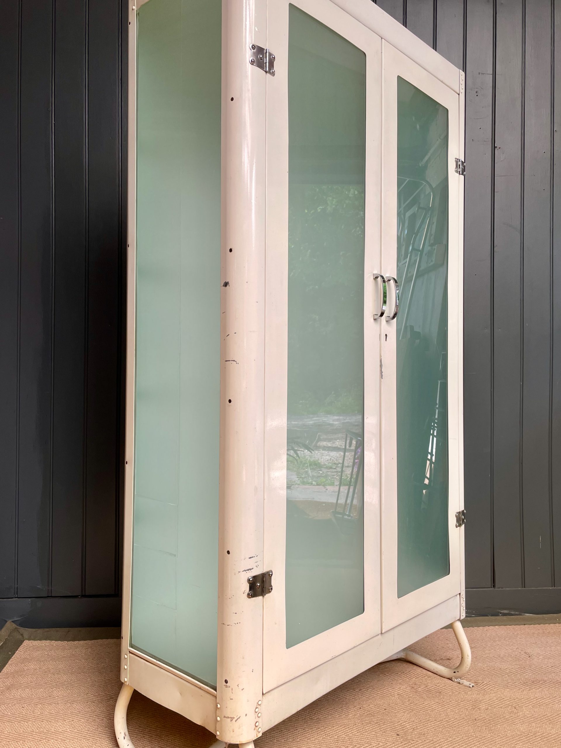 Glazed medical cabinet Glazed medical cabinet