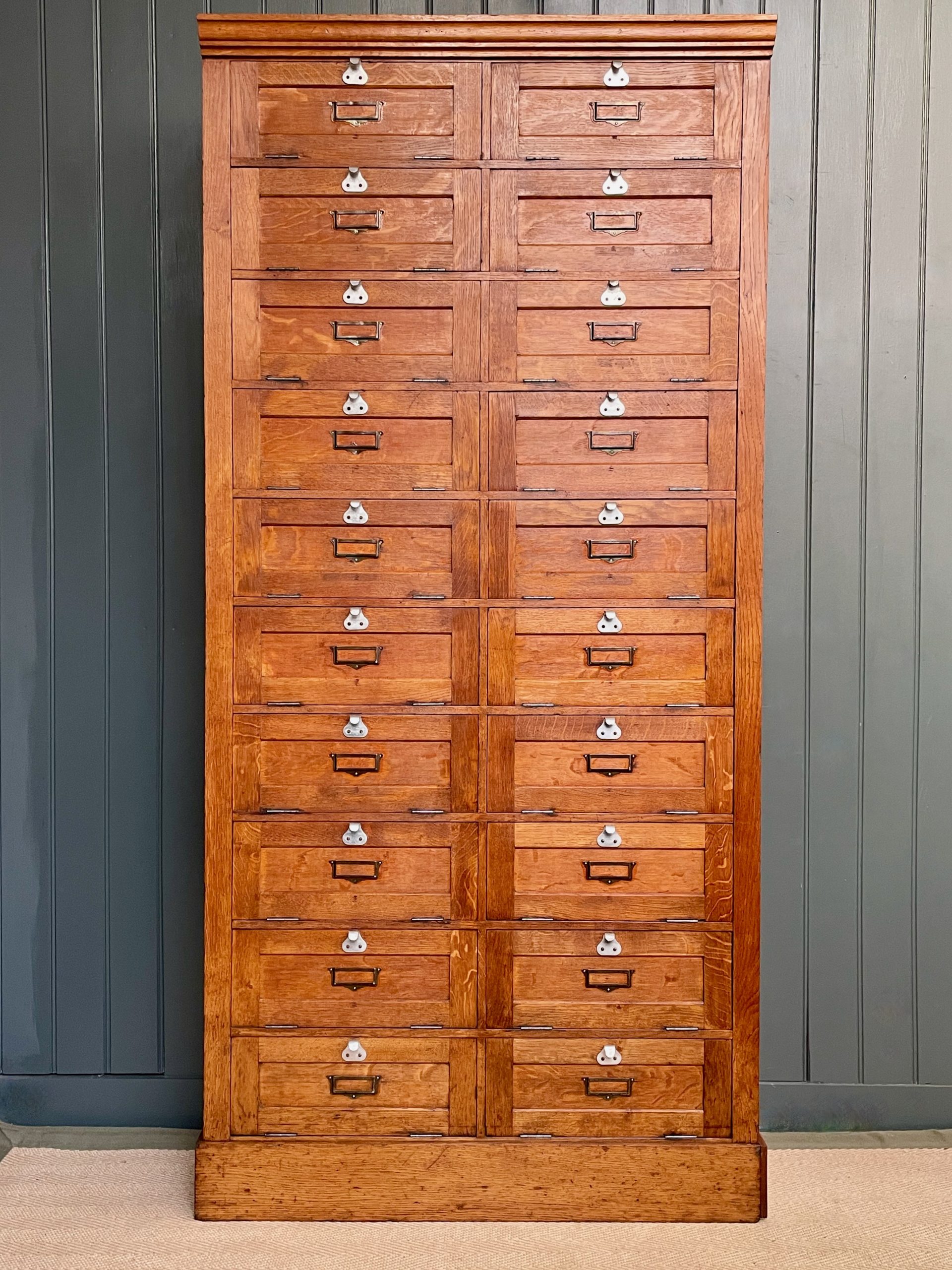 Oak Notaire's cabinet Oak Notaire's cabinet