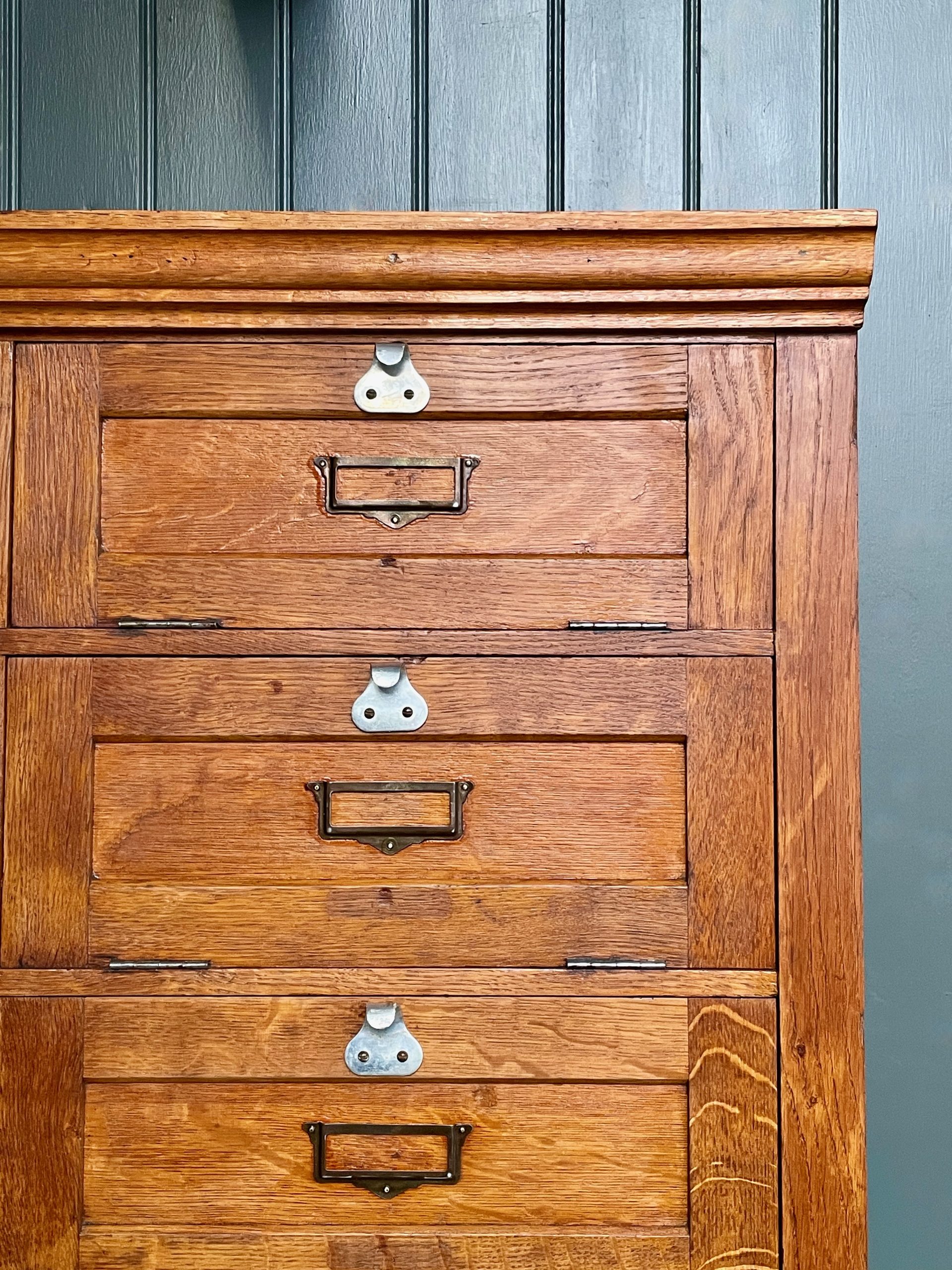 Oak Notaire's cabinet Oak Notaire's cabinet