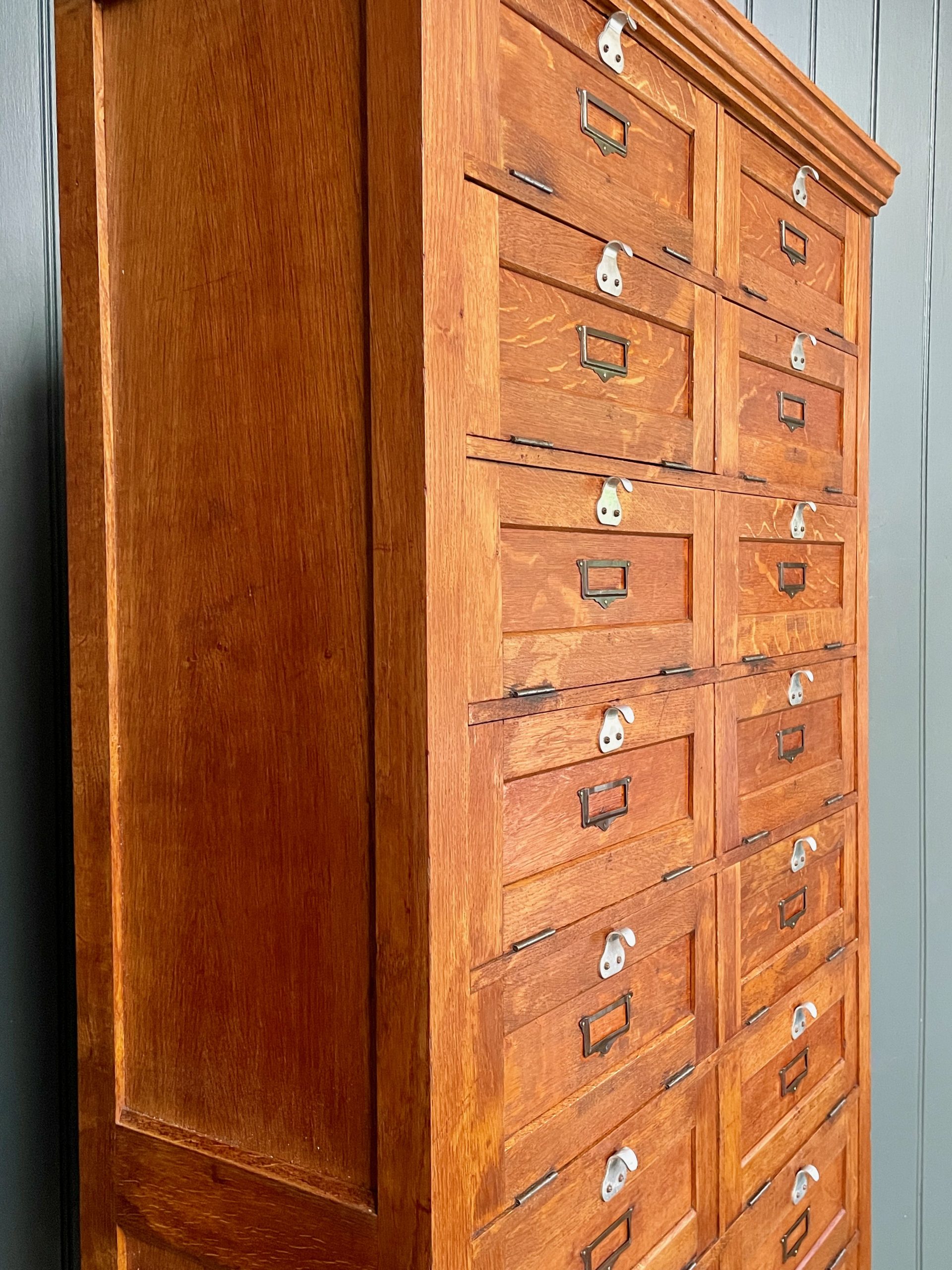 Oak Notaire's cabinet Oak Notaire's cabinet
