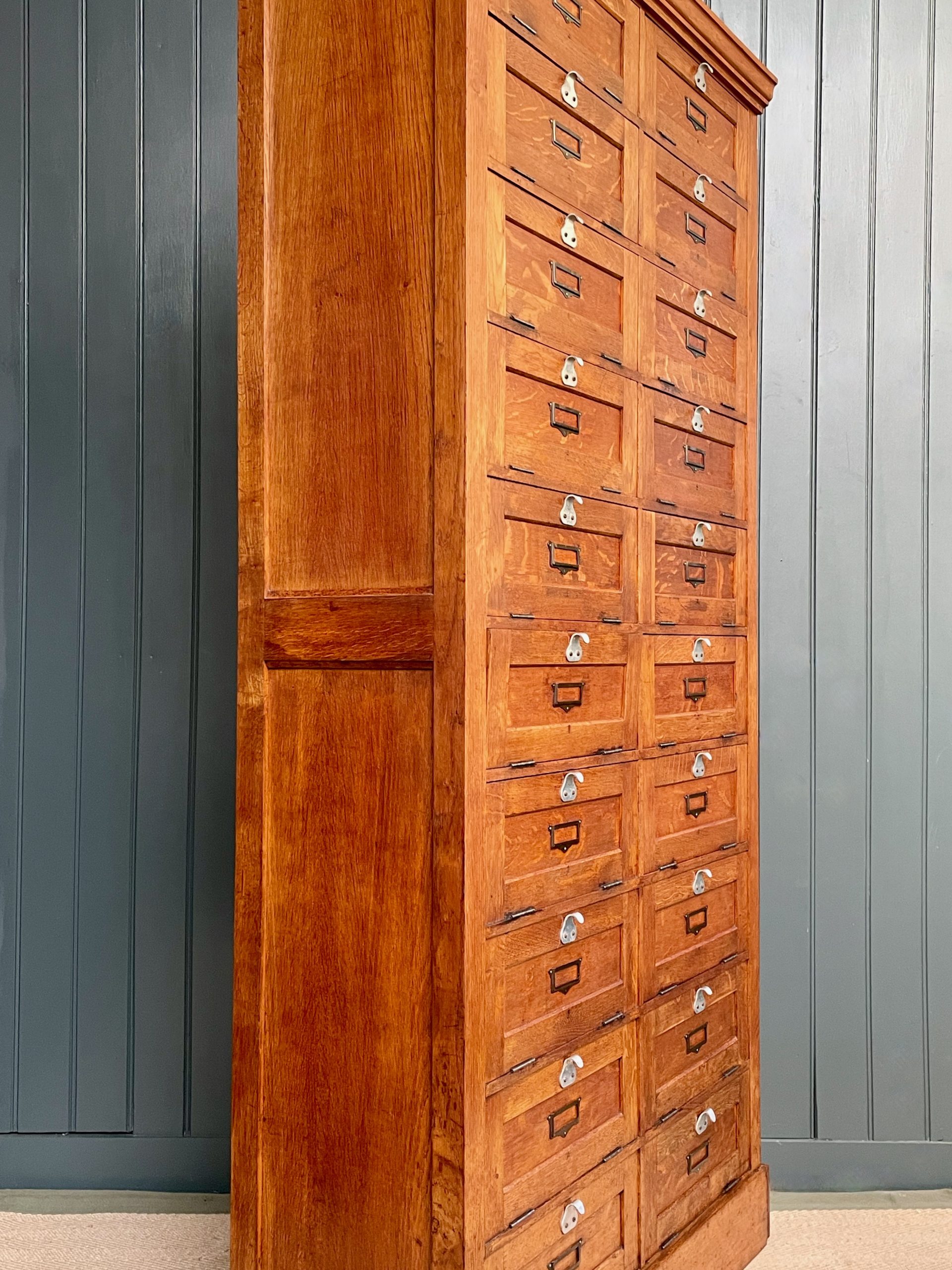 Oak Notaire's cabinet Oak Notaire's cabinet